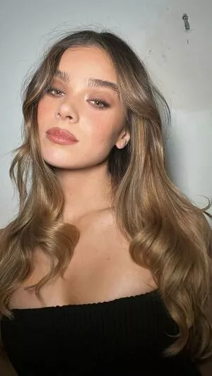 Hailee Steinfeld OnlyFans Leaked Free Thumbnail Picture - #10B54E4WUi