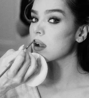 Hailee Steinfeld OnlyFans Leaked Free Thumbnail Picture - #3BpcT2B3MU