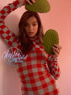 Hailee Steinfeld OnlyFans Leaked Free Thumbnail Picture - #3pir5HN5Y4