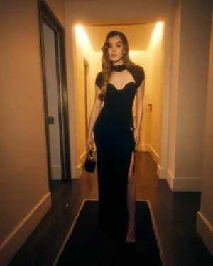Hailee Steinfeld OnlyFans Leaked Free Thumbnail Picture - #4jf7Wqqo37
