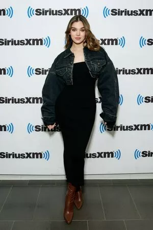 Hailee Steinfeld OnlyFans Leaked Free Thumbnail Picture - #4pM9Xcmg56