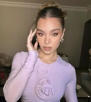 Hailee Steinfeld OnlyFans Leaked Free Thumbnail Picture - #5d4RW0AJu4