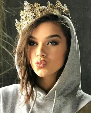 Hailee Steinfeld OnlyFans Leaked Free Thumbnail Picture - #65WQ4H870a