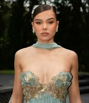 Hailee Steinfeld OnlyFans Leaked Free Thumbnail Picture - #7h2nVxxMIt