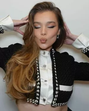 Hailee Steinfeld OnlyFans Leaked Free Thumbnail Picture - #9Zy1TqHCM4