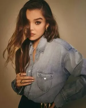 Hailee Steinfeld OnlyFans Leaked Free Thumbnail Picture - #9rM3c2cdc3