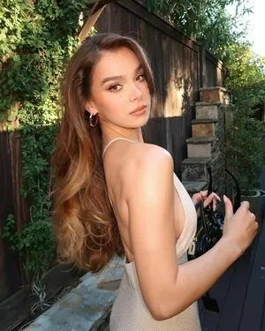 Hailee Steinfeld OnlyFans Leaked Free Thumbnail Picture - #Cd3E1ujdtt