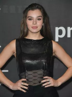 Hailee Steinfeld OnlyFans Leaked Free Thumbnail Picture - #DJAUARd8Lo