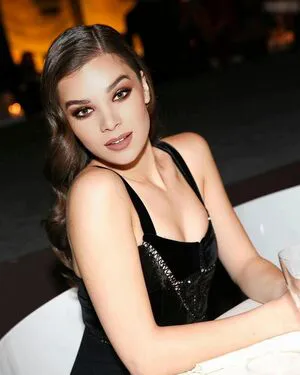 Hailee Steinfeld OnlyFans Leaked Free Thumbnail Picture - #GPIMHgyglf