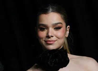 Hailee Steinfeld OnlyFans Leaked Free Thumbnail Picture - #M2jIL2tMI0