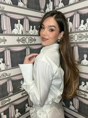 Hailee Steinfeld OnlyFans Leaked Free Thumbnail Picture - #P1Pp0Lvbck