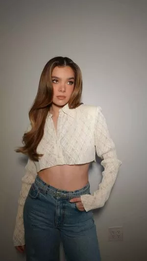 Hailee Steinfeld OnlyFans Leaked Free Thumbnail Picture - #PkeXY5D5gn