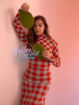 Hailee Steinfeld OnlyFans Leaked Free Thumbnail Picture - #QRUaeZhsce