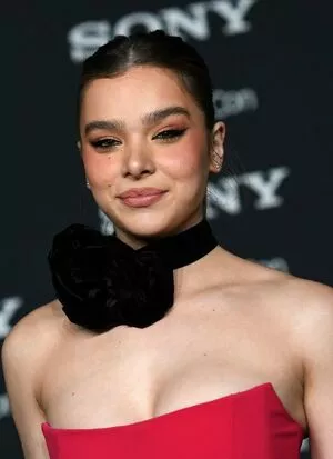 Hailee Steinfeld OnlyFans Leaked Free Thumbnail Picture - #SI6pqm9pej