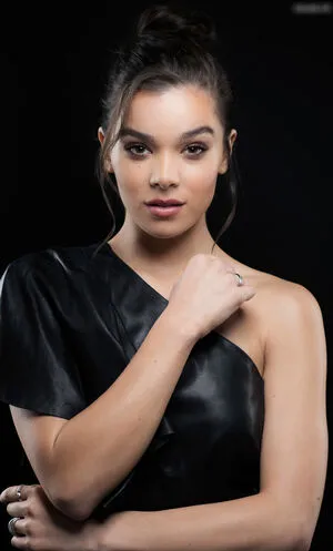 Hailee Steinfeld OnlyFans Leaked Free Thumbnail Picture - #TLJCMG3cBO