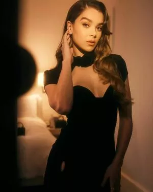 Hailee Steinfeld OnlyFans Leaked Free Thumbnail Picture - #UIHTDPESOW
