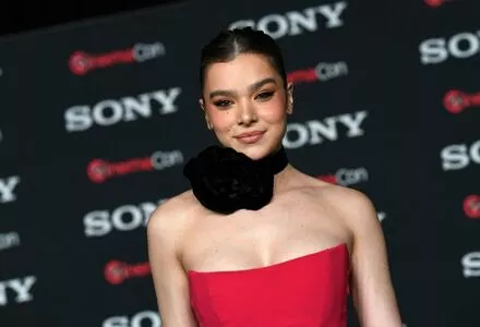 Hailee Steinfeld OnlyFans Leaked Free Thumbnail Picture - #VewL0RffWS