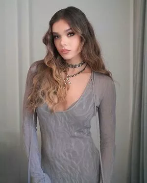 Hailee Steinfeld OnlyFans Leaked Free Thumbnail Picture - #YeNlNwO2BL