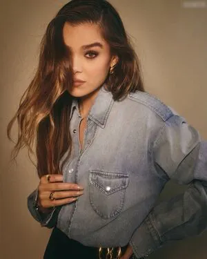 Hailee Steinfeld OnlyFans Leaked Free Thumbnail Picture - #ZYZDIxN2pp