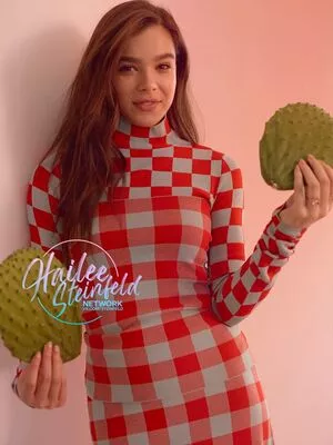 Hailee Steinfeld OnlyFans Leaked Free Thumbnail Picture - #axLyzOZxpq