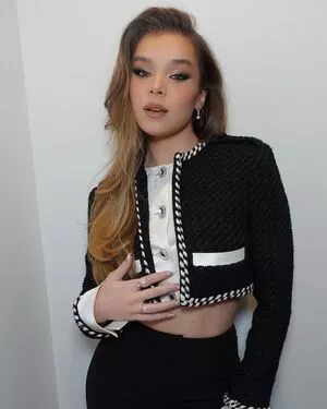 Hailee Steinfeld OnlyFans Leaked Free Thumbnail Picture - #c7GGc2X2ub