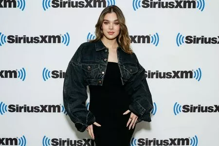 Hailee Steinfeld OnlyFans Leaked Free Thumbnail Picture - #dxlS2bZsp1