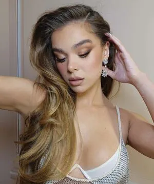 Hailee Steinfeld OnlyFans Leaked Free Thumbnail Picture - #ebsPlkSyg9