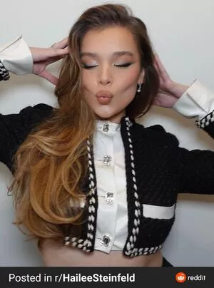 Hailee Steinfeld OnlyFans Leaked Free Thumbnail Picture - #f0U72jR6RI