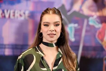 Hailee Steinfeld OnlyFans Leaked Free Thumbnail Picture - #fGV0Nfrs4I