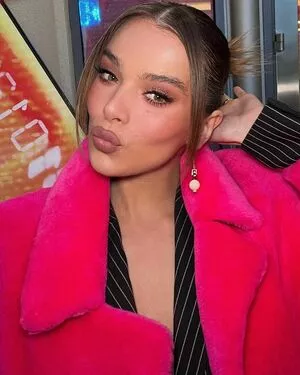 Hailee Steinfeld OnlyFans Leaked Free Thumbnail Picture - #gjEdSXhC5q