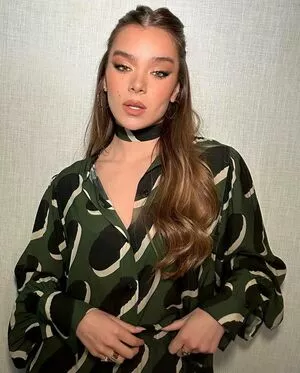 Hailee Steinfeld OnlyFans Leaked Free Thumbnail Picture - #grRqTcJcGa
