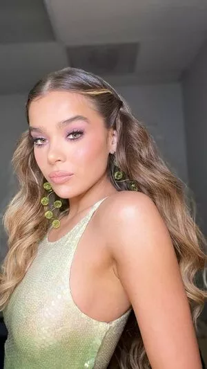 Hailee Steinfeld OnlyFans Leaked Free Thumbnail Picture - #hhAdpZXxnA
