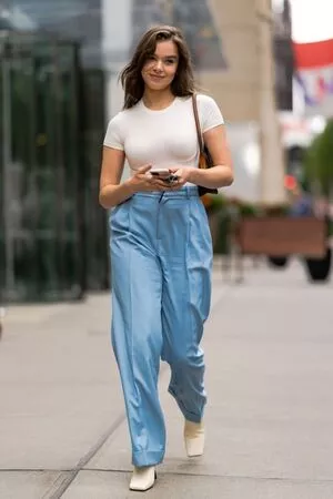 Hailee Steinfeld OnlyFans Leaked Free Thumbnail Picture - #is3bBdoMNy