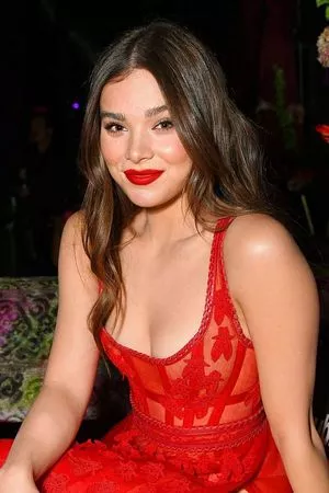 Hailee Steinfeld OnlyFans Leaked Free Thumbnail Picture - #mAuH18x07K