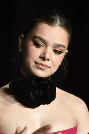 Hailee Steinfeld OnlyFans Leaked Free Thumbnail Picture - #mZUHgjFnvx