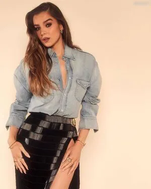 Hailee Steinfeld OnlyFans Leaked Free Thumbnail Picture - #meUvWdOMLO