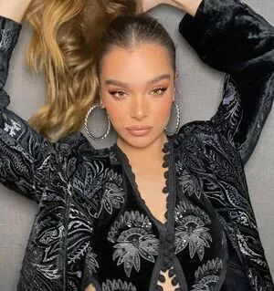 Hailee Steinfeld OnlyFans Leaked Free Thumbnail Picture - #sFRE4BqJmN