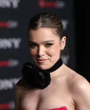 Hailee Steinfeld OnlyFans Leaked Free Thumbnail Picture - #tPKSpOcsJo