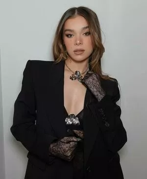 Hailee Steinfeld OnlyFans Leaked Free Thumbnail Picture - #v21G3LCdoV
