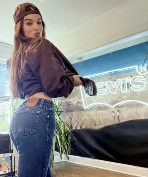 Hailee Steinfeld OnlyFans Leaked Free Thumbnail Picture - #v6PMTmJJ84