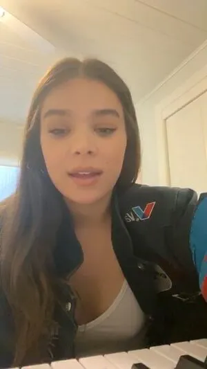 Hailee Steinfeld OnlyFans Leaked Free Thumbnail Picture - #xbGyG4kHLj