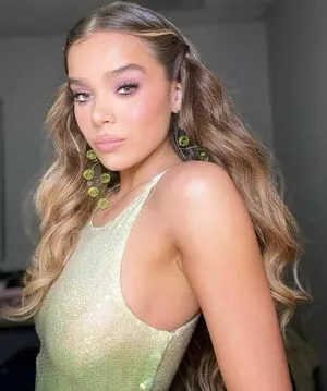 Hailee Steinfeld OnlyFans Leaked Free Thumbnail Picture - #z2LF2Brd15