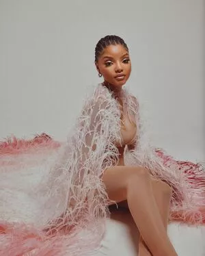 Halle Bailey OnlyFans Leaked Free Thumbnail Picture - #MwejrOAr0e