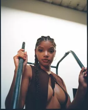 Halle Bailey OnlyFans Leaked Free Thumbnail Picture - #Q1HqKyRat2