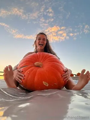 Hang10toess OnlyFans Leaked Free Thumbnail Picture - #fxfRygMS0a