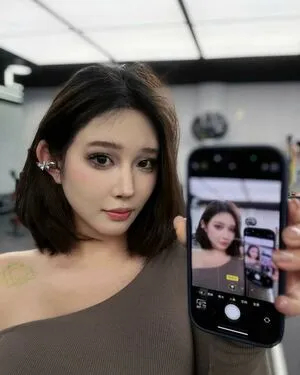 Hitomi Songyuxin OnlyFans Leaked Free Thumbnail Picture - #cbicdARxFJ