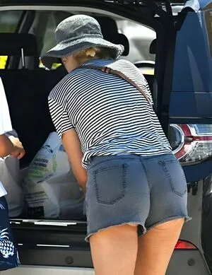 Holly Willoughby OnlyFans Leaked Free Thumbnail Picture - #AO4Q34SLH3