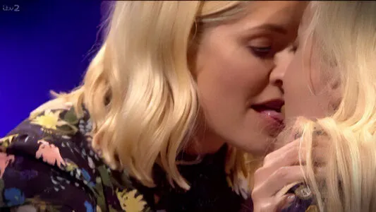 Holly Willoughby OnlyFans Leaked Free Thumbnail Picture - #DKsrD2G3Dr