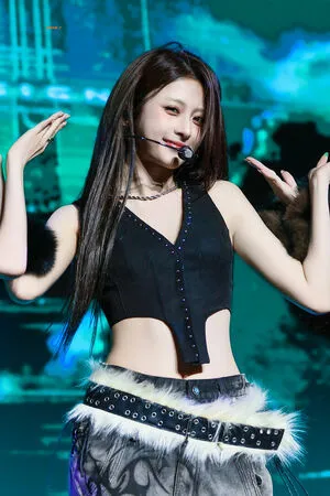 Huh Yunjin OnlyFans Leaked Free Thumbnail Picture - #0VH4gTvDXI