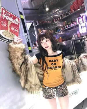 Huh Yunjin OnlyFans Leaked Free Thumbnail Picture - #1CZHSe6Z00